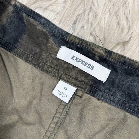 Y2K '00's Express Women's 12 Green Camo Cuffed Low Rise Twill Shorts Indie Sleaz - Picture 3 of 5
